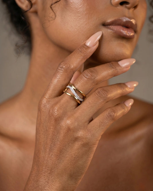 Anel Curvado Design Moderno com Zircônias | Banhado a Ouro 18k - SAYE Joias
