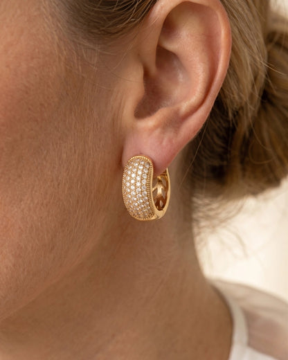 Brinco Meia Argola Cravejado em Zircônias | Banhado a Ouro 18k - SAYE Joias